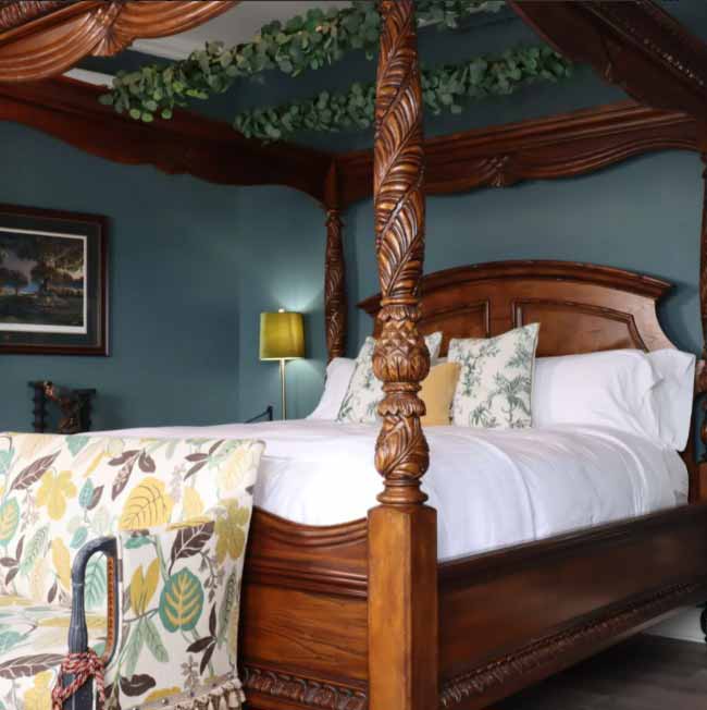  - Sebring_hotels_Roanoke_bed_2.jpg